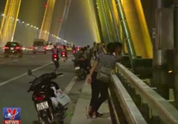 Vi phạm giao thông do tự ý dừng đỗ để chụp ảnh trên cầu Nhật Tân