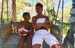 Bức ảnh đầu tiên của 4 bố con Ronaldo