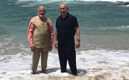 Thủ tướng Ấn Độ và Israel vui vẻ dạo biển