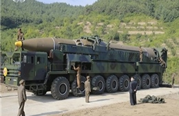 Bất ngờ với hành động của ông Kim Jong-un ngay cạnh tên lửa liên lục địa