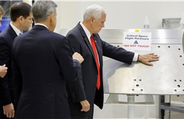 Phó Tổng thống Mỹ Mike Pence xin lỗi sau sự cố &#39;cấm sờ&#39;