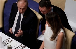 Hình ảnh Tổng thống Putin và Đệ nhất Phu nhân Mỹ thân mật trò chuyện ở tiệc tối