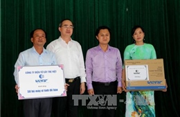 Đồng chí Nguyễn Thiện Nhân thăm cán bộ và nhân dân xã Trí Phải, Cà Mau
