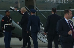 Khoảnh khắc hai lần nhặt mũ cho lính Mỹ của Tổng thống Trump