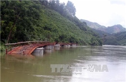 Tuyên Quang huy động thuyền chở người dân sau khi cầu Bắc Danh đứt cáp