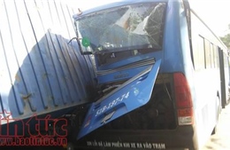 Container lật ngang đè xe máy và xe buýt, một người thoát chết