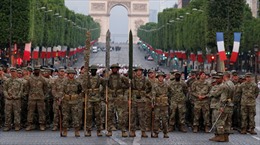 Binh sĩ Mỹ diễu hành trên đường phố Paris