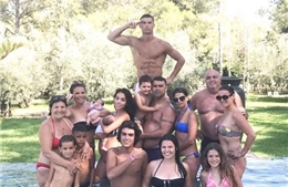 Cristiano Ronaldo khoe ngập ảnh đại gia đình, cặp sinh đôi và bạn gái có tin đồn mang bầu