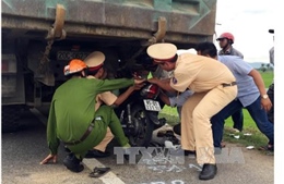 Ninh Thuận: Xe máy đâm vào xe tải, 3 người trọng thương
