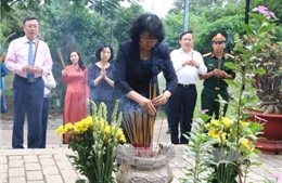 Phó Chủ tịch nước dâng hương tại Nghĩa trang Hàng Dương, Côn Đảo 