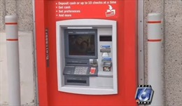 Đi sửa khóa buồng ATM bị mắc kẹt, thợ khóa toát mồ hôi cầu cứu