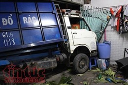 Tài xế xe container ngủ gục, húc xe rác ‘bay’ vào nhà dân khiến 2 người bị thương