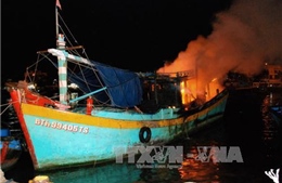 Tàu cá bất ngờ cháy giữa đêm tại cảng Phan Thiết 