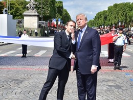 Vẫn cách bắt tay truyền thống, Tổng thống Trump khiến người đồng cấp Pháp bất ngờ