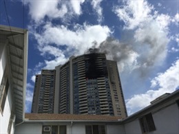 Cháy chung cư 36 tầng ở Mỹ, một số người vẫn bị mắc kẹt 