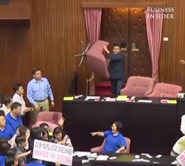 Nghị sĩ Đài Loan ném bóng nước, cầm ghế &#39;choảng nhau&#39; ngay Quốc hội