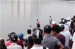 Phát hiện một thi thể nam thanh niên giữa hồ Linh Đàm