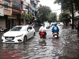 Hà Nội liên tục mưa lớn, nhiều tuyến phố chìm trong biển nước