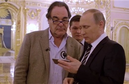 Tại sao Tổng thống Nga ngủ gật khi xem phim &#39;Phỏng vấn Putin&#39;?