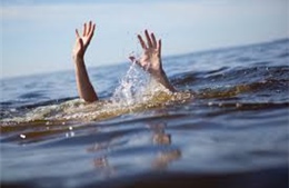 Rơi xuống hố nước của trường, hai trẻ em chết đuối