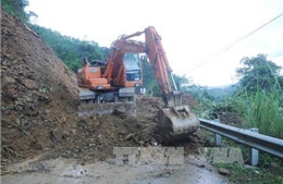 Điện Biên: Sạt lở 700 khối đất đá trên QL4H, giao thông tắc nghẽn