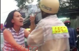 Phẫn nộ cảnh một phụ nữ đi ô tô lấn làn, lăng mạ cảnh sát giao thông