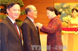 Chủ tịch Quốc hội Nguyễn Thị Kim Ngân trao Huy hiệu 40 năm, 30 năm tuổi Đảng cho đảng viên 