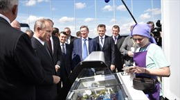 Tổng thống Nga Vladimir Putin rút tiền túi mua kem chiêu đãi nhân viên