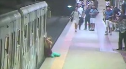 Video tàu điện ngầm kéo lê người phụ nữ hơn 100m gây sốc
