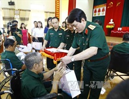 Thượng tướng Lương Cường tặng quà Trung tâm Điều dưỡng người có công tỉnh Phú Thọ 