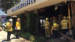 Ô tô đâm vào cửa hàng Starbucks ở Hollywood, nhiều người bị thương 