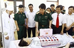 Thượng tướng Lương Cường thăm, tặng quà Trung tâm Điều dưỡng thương binh Duy Tiên 