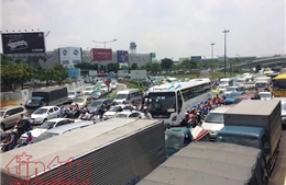 Loay hoay giải quyết ùn tắc giao thông khu vực sân bay Tân Sơn Nhất 