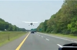 Bất ngờ gặp sự cố, máy bay buộc phải hạ cánh trên đường cao tốc đông đúc