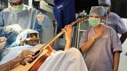 Chơi guitar khi đang được phẫu thuật não 