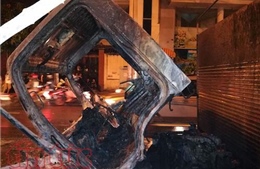 Xe tải bất ngờ bốc cháy giữa đêm, tài xế may mắn thoát nạn