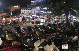 Du khách bị chặt chém khi gửi xe ở phố đi bộ của Hà Nội