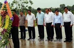 Phó Thủ tướng Trương Hòa Bình dâng hương tại Tượng đài Mẹ Việt Nam Anh hùng