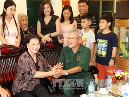 Chủ tịch Quốc hội thăm và tặng quà gia đình chính sách tỉnh Hải Dương 