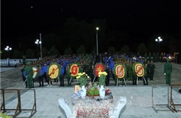 Dâng hương tưởng niệm các anh hùng liệt sỹ tại Nghĩa trang Liệt sỹ Tông Khao
