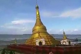 Khoảnh khắc ngôi chùa dát vàng sạt xuống sông tại Myanmar