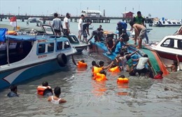 Lật tàu chở 51 người ngoài khơi Indonesia, ít nhất 8 người thiệt mạng