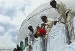 Kỳ lạ tập tục ném trẻ em từ mái nhà cao xuống ở Ấn Độ để cầu may
