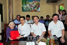 Phó Thủ tướng Vũ Đức Đam thăm, tặng quà người có công với cách mạng tỉnh Hưng Yên 
