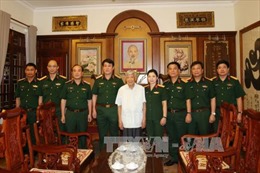 Thượng tướng Lương Cường thăm, tặng quà nguyên Tổng Bí thư Lê Khả Phiêu 