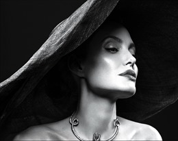 Angelina Jolie chia sẻ về chứng bệnh khiến mặt chảy xệ sau ly hôn