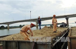 Tạm giữ 4 ghe máy khai thác cát trái phép trên sông Thu Bồn