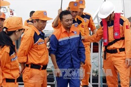 Cứu 2 thuyền viên người Philippines và Malaysia bị nạn trên biển 