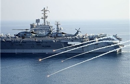 Bị hải quân Iran chặn đầu, nhóm tàu sân bay Mỹ nã đạn cảnh cáo