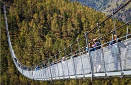 Cầu treo đi bộ dài nhất thế giới khai trương ở Thụy Sỹ 